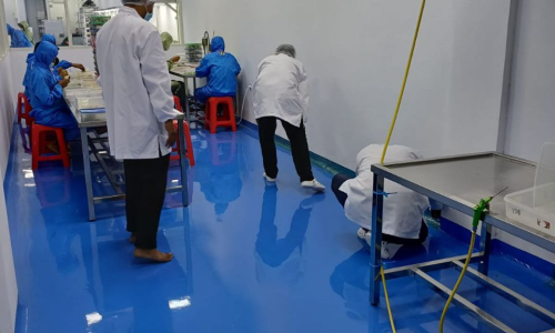 Aplikasi pelapis lantai berstandar tinggi untuk area industri, pabrik, dan ruang steril. Dirancang untuk menahan beban berat, bahan kimia, dan menjaga tingkat higienitas ruangan.